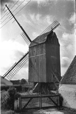 Vue ancienne du moulin Borny à Klemskerke derrière une barrière