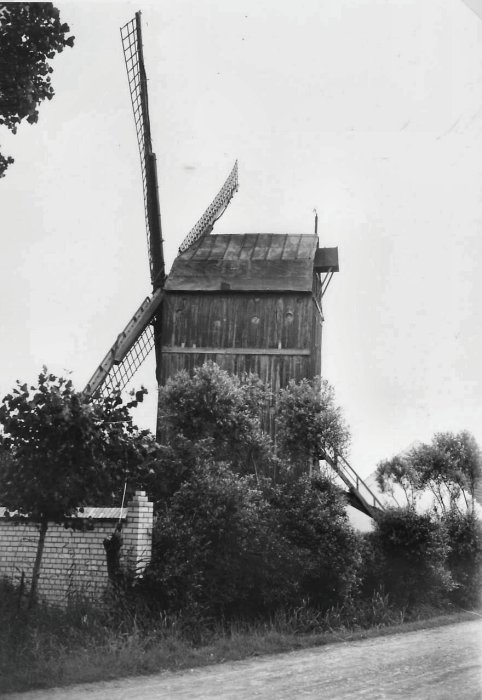 Vue latérale ancienne du moulin Borny à Klemskerke