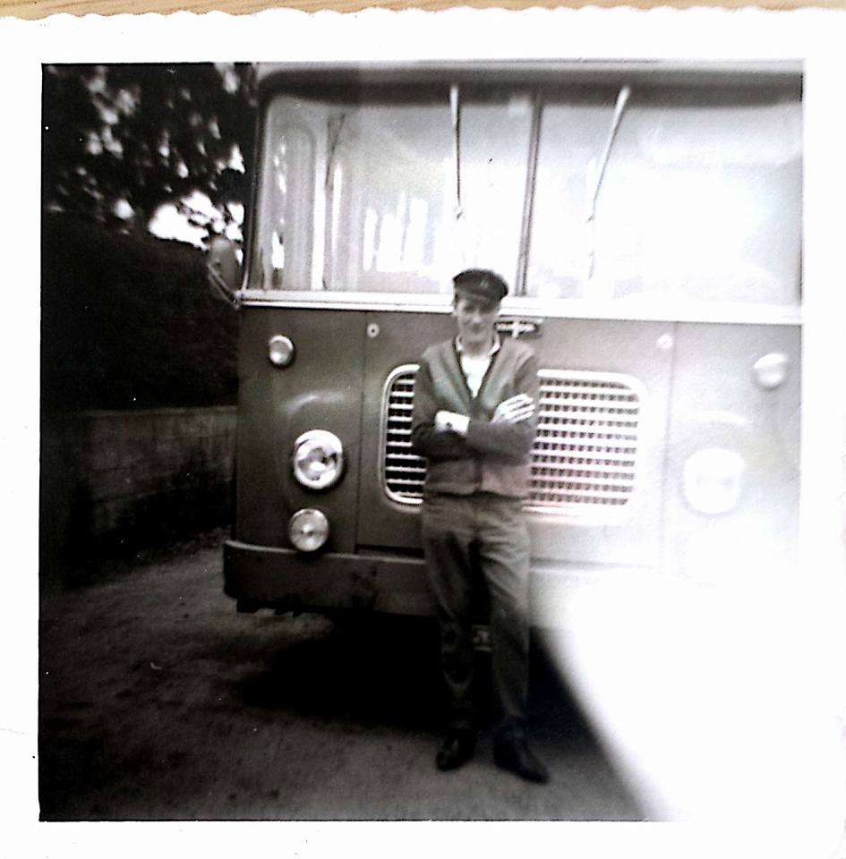 Jean-Marie Deman jeune devant un autobus