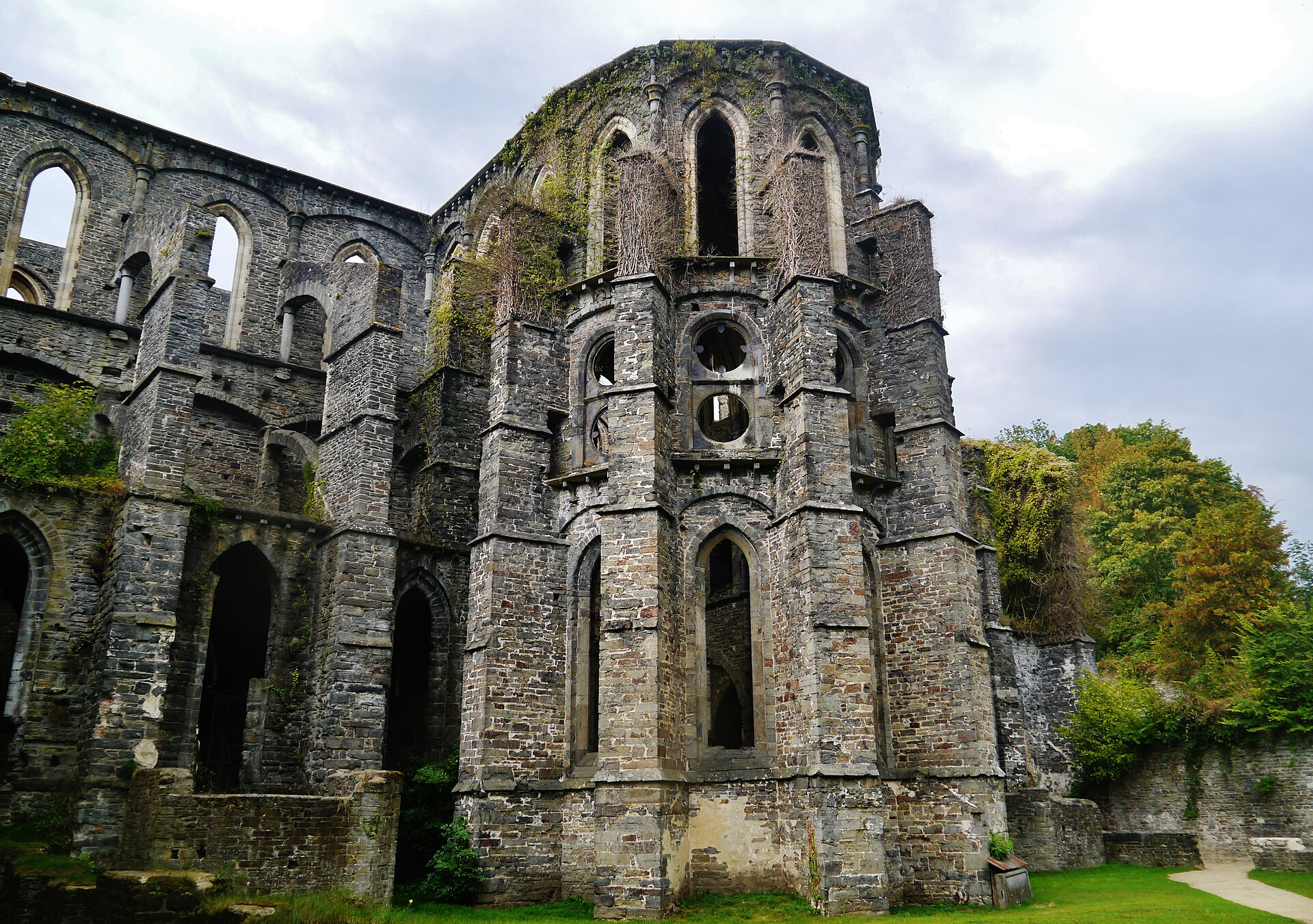 Chœur en ruines de l’église abbatiale de Villers-la-Ville