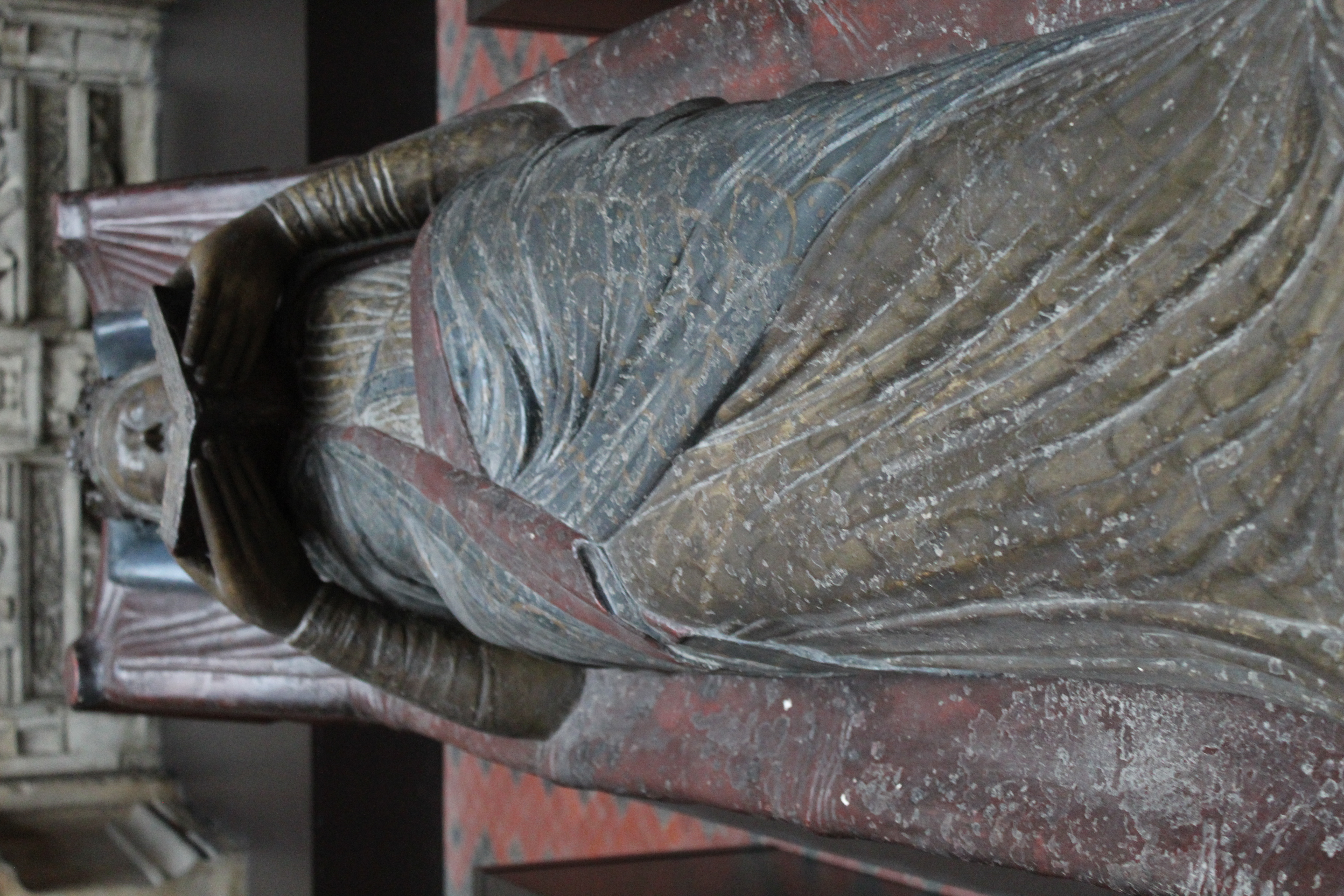 Réplique du gisant d’Aliénor d’Aquitaine, Victoria and Albert Museum, Londres. Photographie de 14GTR, 2024, CC0. Il s’agit d’un moulage du XIXe siècle d’après le monument de Fontevraud, pas d’une photographie du gisant original.
