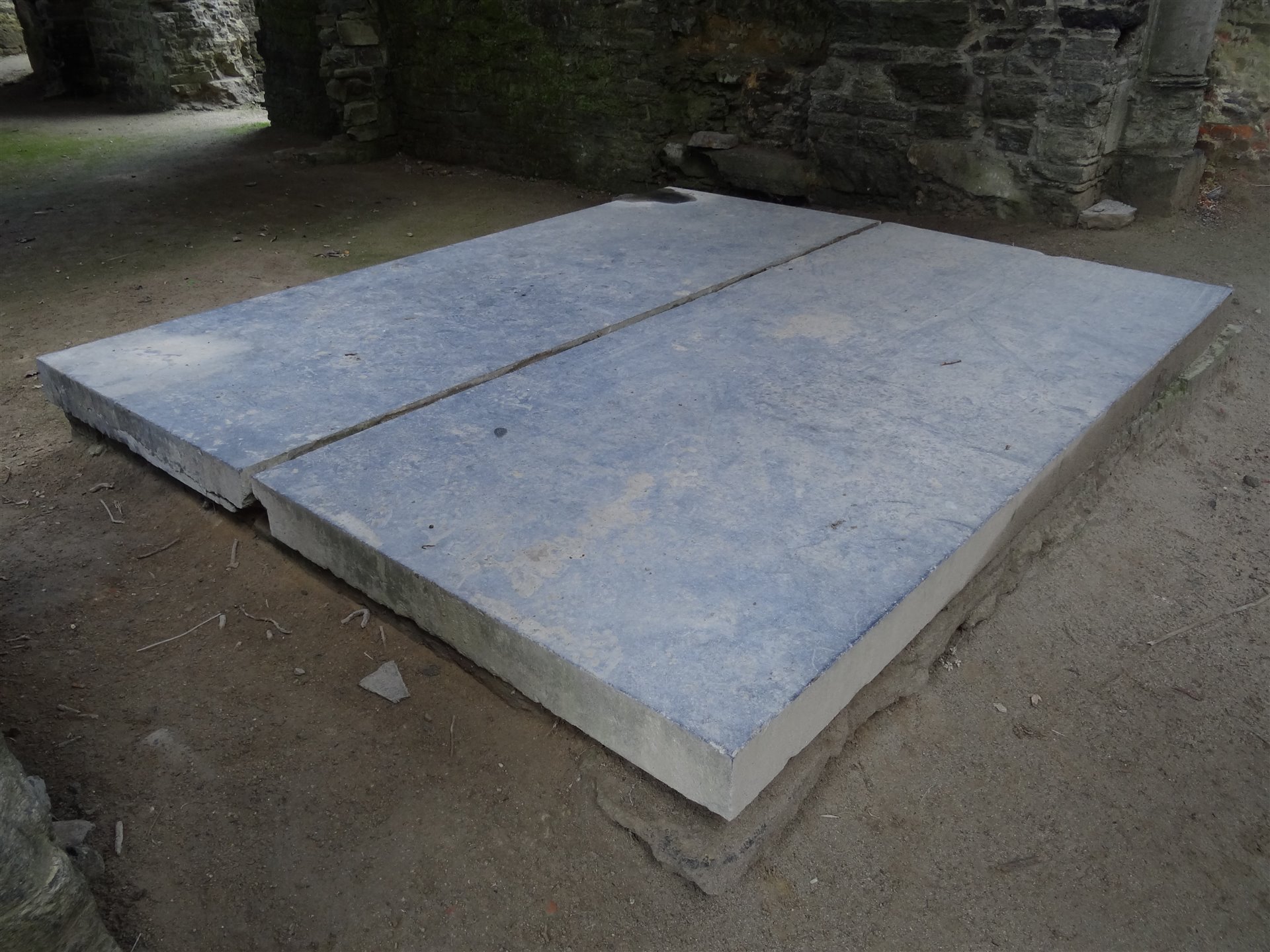 Vue latérale des dalles recouvrant les caveaux d’Henri II de Brabant et de Sophie de Thuringe