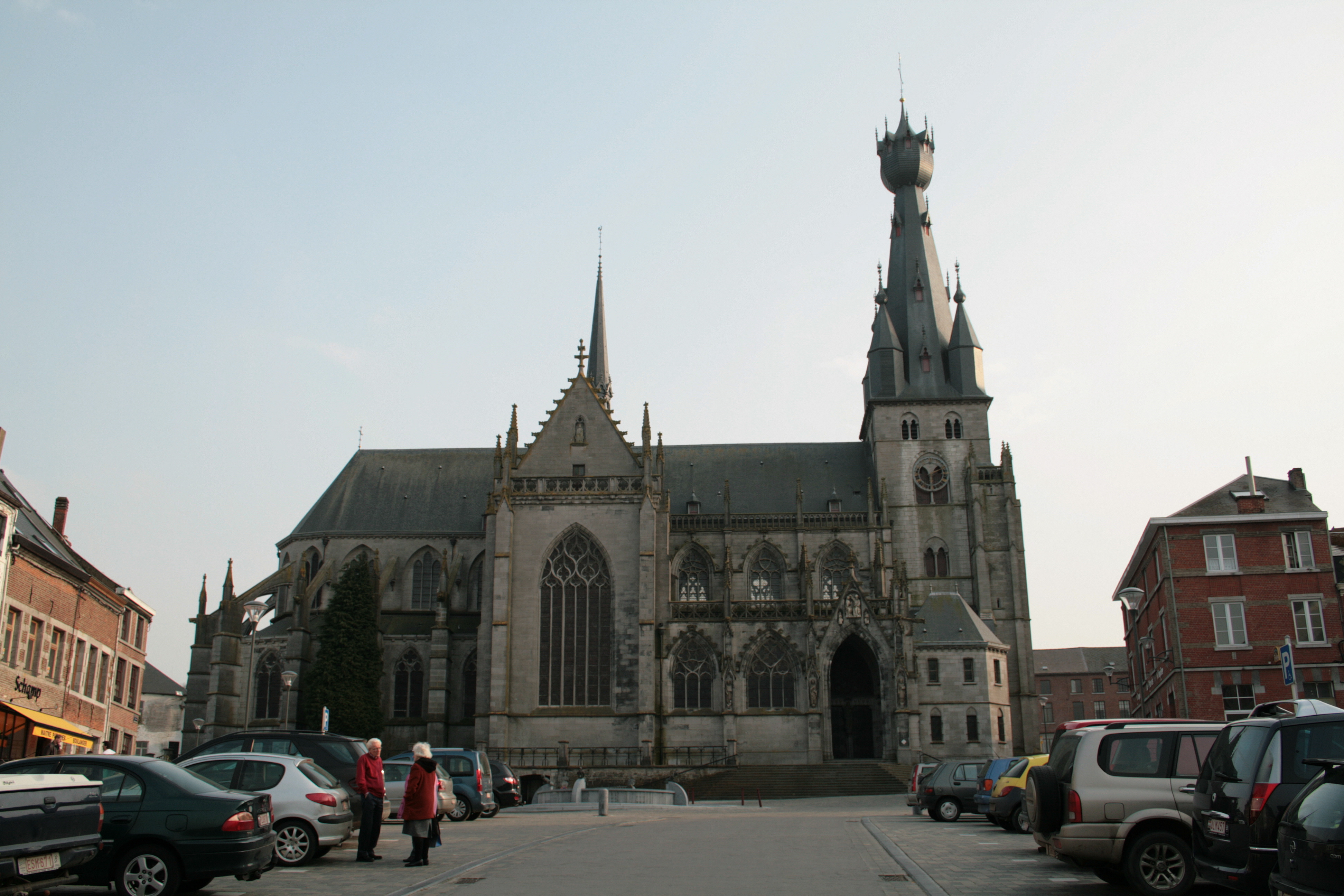 La basilique Saint-Materne dominant Walcourt